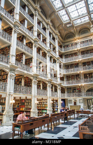 Baltimora, Maryland, Mount Mt. Distretto storico di Vernon, la Johns Hopkins University, Peabody Institute Library, 1852, architetto Edmund G. Lind, atrio, orna Foto Stock