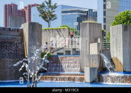 Baltimore Maryland,Inner Harbour,porto,General Sam Smith Park,McKeldin Fountain,scultura in metallo,arte pubblica,parco urbano,edificio per uffici,albero,donna fema Foto Stock