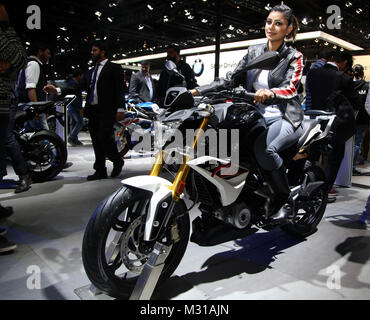 Noida, India. Il giorno 08 Febbraio, 2018. Un modello situato sulla nuova moto in un padiglione durante l'Auto Expo di Noida, Uttar Pradesh, India, giovedì, Credito: Shrikant Singh/Pacific Press/Alamy Live News Foto Stock