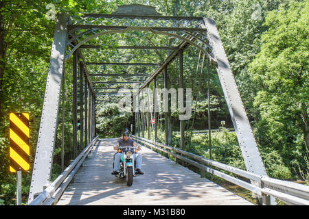 Maryland,MD,Eastern,Mid Atlantic,Harford County,Street,Cherry Hill Road over Deer Creek Water,through truss bridge,Forest,moto moto,bicicletta, Foto Stock