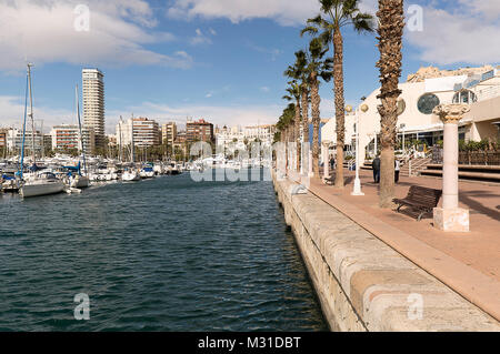 Alicante, Spagna. 26 gennaio 2018: vedute del porto della città di Alicante in inverno. Comunità Valenciana, Spagna. Foto Stock