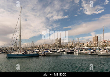 Alicante, Spagna. 26 gennaio 2018: vedute del porto della città di Alicante in inverno. Comunità Valenciana, Spagna. Foto Stock