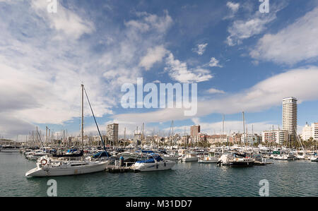 Alicante, Spagna. 26 gennaio 2018: vedute del porto della città di Alicante in inverno. Comunità Valenciana, Spagna. Foto Stock