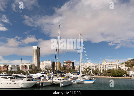 Alicante, Spagna. 26 gennaio 2018: vedute del porto della città di Alicante in inverno. Comunità Valenciana, Spagna. Foto Stock