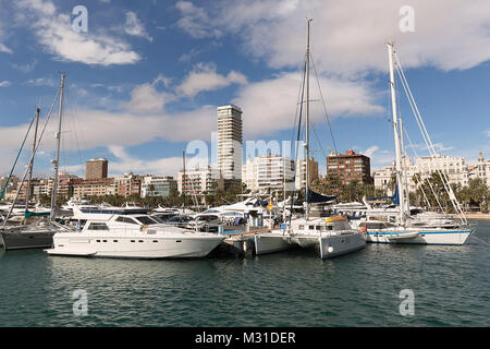 Alicante, Spagna. 26 gennaio 2018: vedute del porto della città di Alicante in inverno. Comunità Valenciana, Spagna. Foto Stock