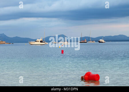 Barche a riposo nella marina Foto Stock