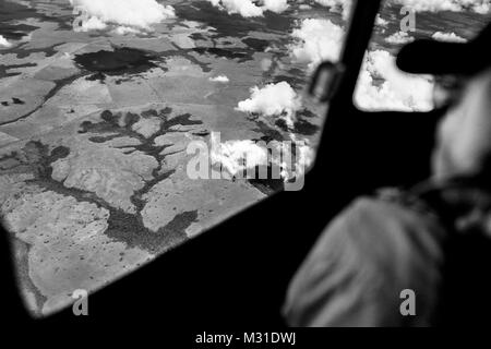 Una compagnia aerea colombiana pilota, vola un Douglas DC-3 aeromobili al di sopra di Los Llanos, vaste savane nel telecomando dipartimento di Guainía, Colombia. Foto Stock