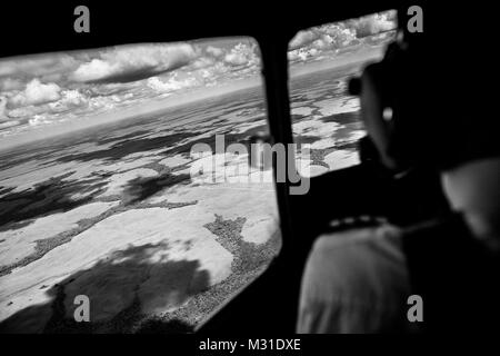 Una compagnia aerea colombiana pilota, vola un Douglas DC-3 aeromobili al di sopra di Los Llanos, vaste savane nel telecomando dipartimento di Guainía, Colombia. Foto Stock