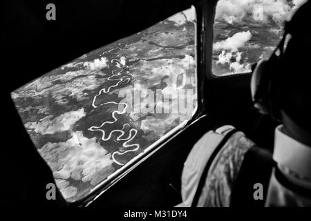 Un colombiano pilota della compagnia aerea vola un Douglas DC-3 aeromobili al di sopra di Los Llanos, vaste savane nel telecomando dipartimento di Guainía, Colombia. Foto Stock