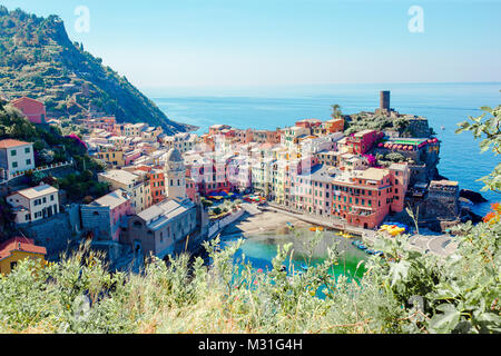 Vista stupefacente di Vernazza da sopra. Uno di cinque famosi villaggi colorati del Parco Nazionale delle Cinque Terre in Italia Foto Stock