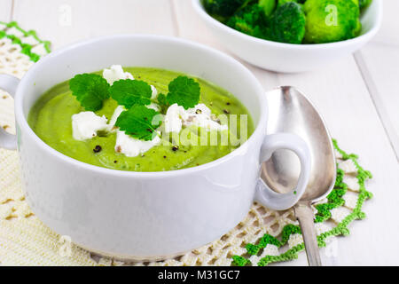 Vegetariano purea di broccoli minestra di menta Foto Stock