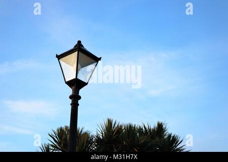 In stile vittoriano street luce contro un cielo blu Foto Stock