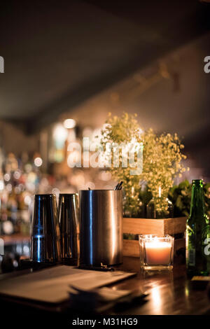CARDIFF, REGNO UNITO. 24 gennaio 2018. Bar al Dead Canary Speakeasy. Modellato con uno stile proibito degli anni '20, questo bar nascosto offre una varietà di bevande. Foto Stock