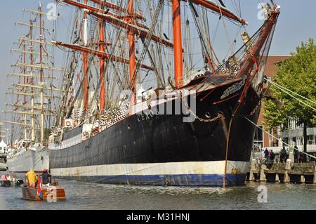 Isola di Giava, Amsterdam, Paesi Bassi - 20 agosto 2015: Il Sedov Tall Ship (Russia) ancorata al momento della vela 2015 Foto Stock