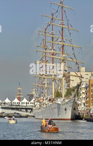 Isola di Giava Amsterdam, Paesi Bassi - 20 agosto 2015: il Dar Mlodziezy tall ship ancorata al momento della vela 2015 Foto Stock