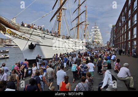 Amsterdam, Paesi Bassi - 21 agosto 2015: vista del Sagres Tall Ship (Portogallo) presentati nel porto di Amsterdam al momento della vela 2015 Foto Stock
