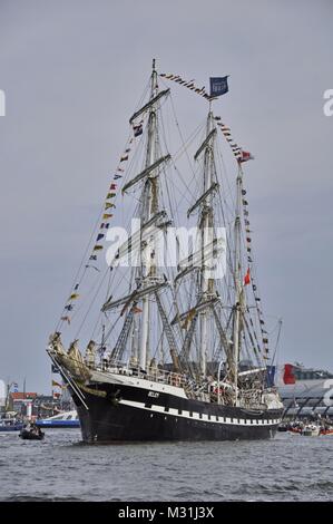 Porto Ijhaven, Amsterdam, Paesi Bassi - 23 agosto 2015: Il Belem Tall Ship (Francia) crociera sul fiume Ij sul giorno di chiusura della vela 2015 Foto Stock