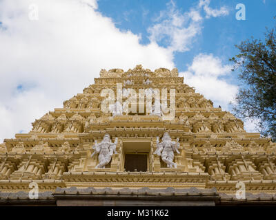 Un tempio ornato nei giardini del palazzo reale di Mysore, Karnataka, India Foto Stock