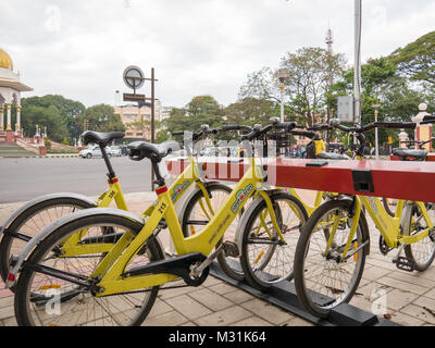 Mysore, Karnataka, India. Il 11 gennaio 2018. Noleggio di sharing station nella città di Mysore. Foto Stock