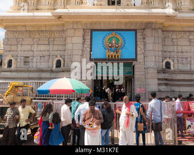 Mysore, Karnataka, India - 11 gennaio 2018. Persone attività vicino alla antica Chamundeshwari Tempio a Chamundi Hills. Foto Stock