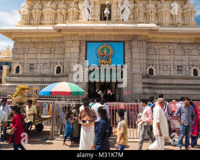 Mysore, Karnataka, India - 11 gennaio 2018. Persone attività vicino alla antica Chamundeshwari Tempio a Chamundi Hills. Foto Stock