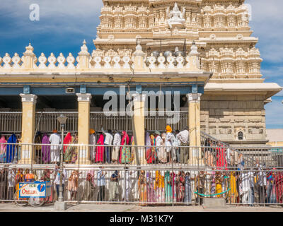 Mysore, Karnataka, India - 11 gennaio 2018. Persone attività vicino alla antica Chamundeshwari Tempio a Chamundi Hills. Foto Stock