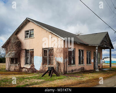 Trasporto merci abbandonate ufficio edificio lungo una ferrovia abbandonata schierandosi a Montgomery in Alabama USA. Foto Stock