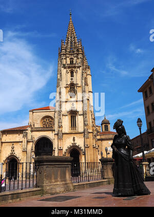 La cattedrale e La Regenta scultura in Oviedo, Spagna. La Regenta si trova nell'Alfonso II Square, omaggio per il carattere e l'opera letteraria. Foto Stock