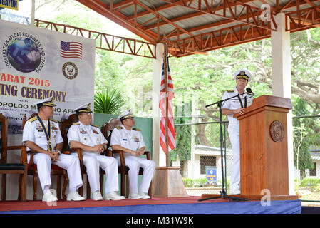 150622-N-YU572-046 Puerto Princesa, Filippine (22 giugno 2015) posteriori Adm. William Merz, comandante della Task Force 74, gli indirizzi degli Stati Uniti e della Repubblica delle Filippine militari durante la cerimonia di apertura e di cooperazione a galla la prontezza e la formazione (Carati) Filippine 2015. Nel suo ventunesimo anno, Carat è un annuale, esercizio bilaterali serie con gli Stati Uniti Navy, U.S. Marine Corps e le forze armate di nove nazioni partner inclusi, Bangladesh, Brunei, Cambogia, Indonesia, Malaysia, Filippine, Singapore, Thailandia e Timor Est. (U.S. Foto di Marina di Massa Specialista comunicazione 1Cl Foto Stock