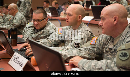 FORT GORDON NELSON HALL, Augusta, Georgia, 10 Giugno 2014 - STATI UNITI Dell'esercito Cyber "centro di eccellenza", Fort Gordon ad Augusta, in Georgia, ha ospitato un multi-servizio 'NetWar' per mostrare e costruire, cyber funzionalità guerriero Martedì, 10 giugno. Venti-otto soldati, aviatori, Navy e Marine Corps i professionisti di computer compreso quattro squadre che rappresentano gli Stati Uniti Dell'esercito attivo, riserva e Guardia Nazionale con una Joint-servizi team che includeva un U.S. Il Comando Operazioni Speciali civili. Gli scenari incaricato ai team di raggiungere tre obiettivi cinetica determinata operazione fittizia di ordini e livelli variabili di Foto Stock