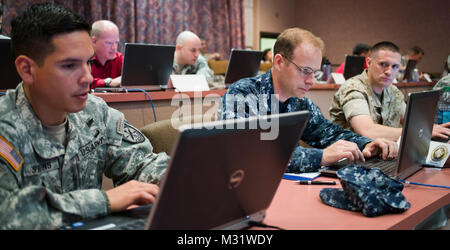 FORT GORDON NELSON HALL, Augusta, Georgia, 10 Giugno 2014 - STATI UNITI Dell'esercito Cyber "centro di eccellenza", Fort Gordon ad Augusta, in Georgia, ha ospitato un multi-servizio 'NetWar' per mostrare e costruire, cyber funzionalità guerriero Martedì, 10 giugno. Venti-otto soldati, aviatori, Navy e Marine Corps i professionisti di computer compreso quattro squadre che rappresentano gli Stati Uniti Dell'esercito attivo, riserva e Guardia Nazionale con una Joint-servizi team che includeva un U.S. Il Comando Operazioni Speciali civili. Gli scenari incaricato ai team di raggiungere tre obiettivi cinetica determinata operazione fittizia di ordini e livelli variabili di Foto Stock