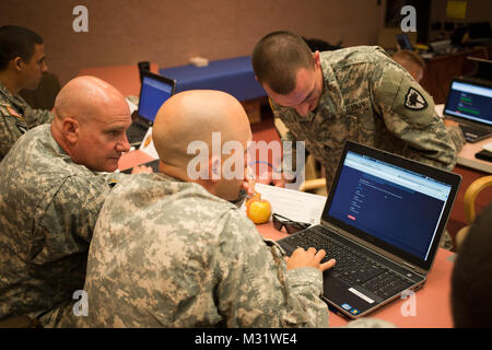 FORT GORDON NELSON HALL, Augusta, Georgia, 10 Giugno 2014 - STATI UNITI Dell'esercito Cyber "centro di eccellenza", Fort Gordon ad Augusta, in Georgia, ha ospitato un multi-servizio 'NetWar' per mostrare e costruire, cyber funzionalità guerriero Martedì, 10 giugno. Venti-otto soldati, aviatori, Navy e Marine Corps i professionisti di computer compreso quattro squadre che rappresentano gli Stati Uniti Dell'esercito attivo, riserva e Guardia Nazionale con una Joint-servizi team che includeva un U.S. Il Comando Operazioni Speciali civili. Gli scenari incaricato ai team di raggiungere tre obiettivi cinetica determinata operazione fittizia di ordini e livelli variabili di Foto Stock