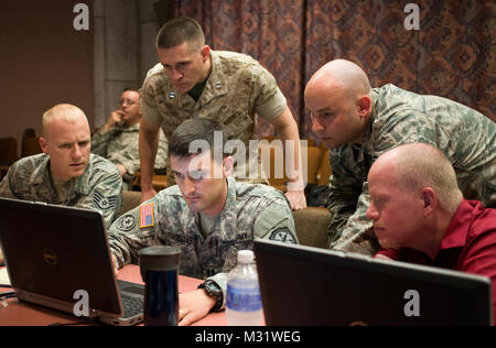 FORT GORDON NELSON HALL, Augusta, Georgia, 10 Giugno 2014 - STATI UNITI Dell'esercito Cyber "centro di eccellenza", Fort Gordon ad Augusta, in Georgia, ha ospitato un multi-servizio 'NetWar' per mostrare e costruire, cyber funzionalità guerriero Martedì, 10 giugno. Venti-otto soldati, aviatori, Navy e Marine Corps i professionisti di computer compreso quattro squadre che rappresentano gli Stati Uniti Dell'esercito attivo, riserva e Guardia Nazionale con una Joint-servizi team che includeva un U.S. Il Comando Operazioni Speciali civili. Gli scenari incaricato ai team di raggiungere tre obiettivi cinetica determinata operazione fittizia di ordini e livelli variabili di Foto Stock