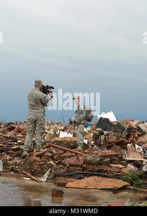 Senior Master Sgt. Kevin Tucker registra un intervista Spc. Preston Hodge ha come egli aiuta a Moore, famiglia Okla. individuare cimeli e documenti dalle rovine della loro casa il 21 maggio 2013 dopo una massiccia tornado è venuto attraverso. Il tornado ha colpito Okla. centrale il 20 maggio lasciando livellato case, aziende e scuole nella sua scia. (US Air Guard Foto di Tech. Sgt. Roberta A. Thompson)(RILASCIATO) Guardie aiutando tornado vittime 007 da Oklahoma Guardia Nazionale Foto Stock