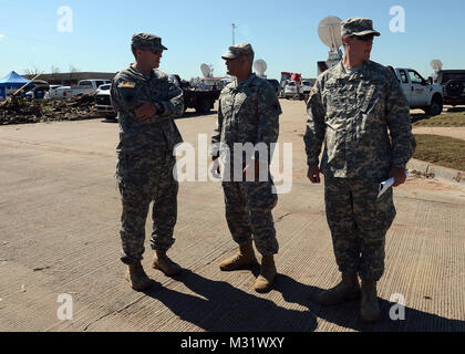 Cappellano Capt. David Jordan, società A, 1° Battaglione, 279th battaglione di fanteria controlli sul SPC. Joey Agular e Pvt. Matteo Werger sia dal quarantacinquesimo divisione di fanteria per garantire il loro livello morale è mantenuto il Maggio 22, 2013 in Moore, Okla. Una maggiore scala Fujita 5 tornado hit Okla. centrale il 20 maggio lasciando un 17-miglio lungo il percorso della distruzione nella sua scia. Okla Nat'l cappellani di guardia 001 da Oklahoma Guardia Nazionale Foto Stock