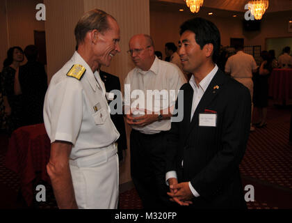 130710-N-DS193-014 Yokosuka, Giappone (Luglio 10, 2013) - Comandante della Forza Navale del Giappone, Navale regione Giappone, Ammiraglio Dan si congratula con il rieletto Yokosuka Sindaco della città, Yuto Yoshida per la sua recente vittoria durante il banchetto di premiazione presso il circolo ufficiali a bordo di Commander, le attività della flotta Yokosuka. (U.S. Foto di Marina di Massa lo specialista di comunicazione 2a classe Adam K. Thomas/RILASCIATO) 130710-N-DS193-014 dal comandante, U.S. Forze navali del Giappone (CNFJ) Foto Stock