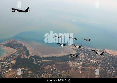 Aria Aria e la formazione con un JAS-39D Gripen dal Royal Thai Air Force, Mirage 2000-9 provenienti dagli Emirati Arabi Uniti Air Force, F-16 dagli Stati Uniti Air Force, F-15, KC-135 e F-16 dalla Repubblica di Singapore Air Force, FA-18F Super Hornet e un'F/A-18A Hornet dalla Royal Australian Air Force. Esegue un aria-aria durante la formazione di Pitch Black 2014 da #PACOM Foto Stock