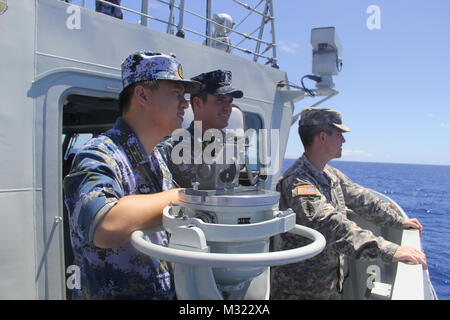 130909-N-ZZ999-724 OCEANO PACIFICO (sett. 9, 2013) Lt. Col. Kevin Koerner di noi Pacifico Comando (a destra) e il Tenentej.g. Bradley Glisan di USS Lake Erie (CG 70) stand sul ponte ala del Popolo della Esercito di Liberazione Navy Jiangkai-class frigate Linyi (FFG 547) con marinai cinesi durante una ricerca ed esercitazione di soccorso al largo delle Hawaii sett. 9. Il SAREX e questo fine settimana passato porta della visita di tre [PLA(N)] navi a Pearl Harbor è parte dell'U.S. Marina uno sforzo continuo per massimizzare le opportunità di sviluppo di relazioni con le Marine militari estere come uno strumento per costruire la fiducia, incoraggiare cooperat multilaterale Foto Stock