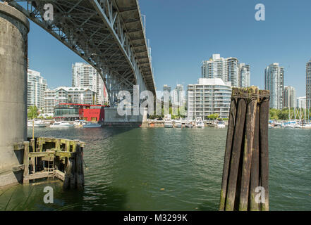 Vancouver, British Columbia, Canada. Guardando a nord-est a Granville Street Bridge e il centro cittadino di Granville Island. Foto Stock