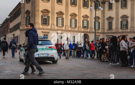 Milano, Italia - 02 Novembre 2017 : auto della polizia pattuglia le strade attorno alla cattedrale e su un giorno di caduta Foto Stock