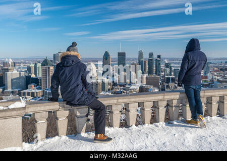 Montreal, CA - 8 Febbraio 2018: turisti guardando lo skyline di Montreal dal belvedere Kondiaronk d'inverno. Foto Stock