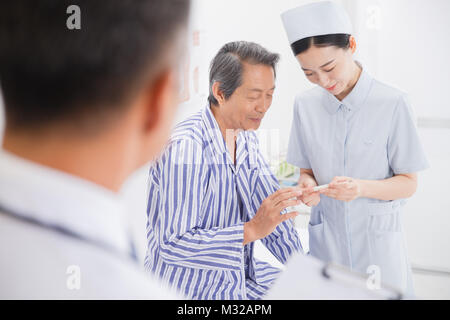 Lavoratori medici e pazienti in reparto Foto Stock