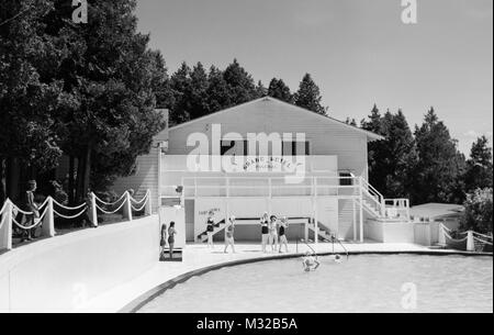 La piscina del Grand Hotel, isola di Mackinac, Michigan, ca. 1960. Foto Stock