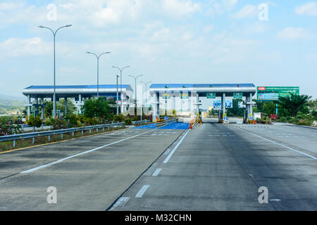 Casello 115 miglia di distanza da Yangon, su Yangon-Mandalay express way, Myanmar, Feb-2018 Foto Stock