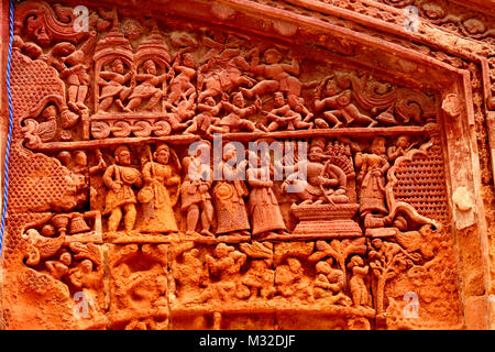 Opere in terracotta del Bengala sulle pareti del tempio Foto Stock