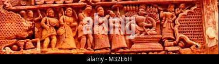 Opere in terracotta del Bengala sulle pareti del tempio Foto Stock
