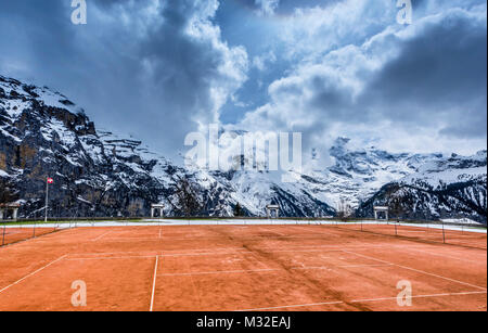 Campo da tennis in hotel alpino in Murren, Svizzera Foto Stock