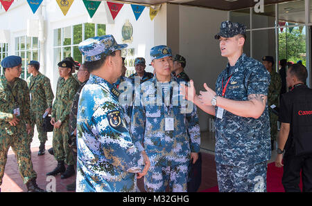 160503-N-OU129-161 MUARA base navale, Brunei (3 maggio 2016) Lt. Taylor Hamilton parla con delegati dall Esercito di Liberazione del Popolo Navy durante l'apertura-cerimonia dell'ASEAN il Ministro della difesa della riunione (ADMM) più la sicurezza marittima e la lotta contro il terrorismo la formazione sul campo esercizio 2016. ADMM Plus mira a rafforzare la cooperazione e la condivisione delle informazioni durante la sicurezza marittima e la lotta contro il terrorismo le operazioni. (U.S. Foto di Marina di Massa lo specialista di comunicazione di terza classe Joshua Fulton/RILASCIATO) Riunione fornisce per la multinazionale impegno da parte #PACOM Foto Stock