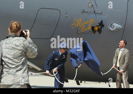 150811-N-HW977-299 MARZO RISERVA D'ARIA DI BASE, Calif. (Agosto 11, 2015) Col. Russell Muncy, commander, 452nd Aria Mobilità ala a marzo riserva d'aria di base, a sinistra, e Rusty Bailey, sindaco di Riverside, svelare nuovi 'Mission Belle' C-17 naso art. La progettazione è stata dipinta da Shayne Meder, un locale artista aviazione e Air Force veterano. Il cap. Stephen H. Murray, Superficie navale Warfare Center (NSWC), divisione della Corona di comandante, e la sua famiglia hanno partecipato all'evento. (U.S. Navy foto di Greg Vojtko/RILASCIATO) 150811-N-HW977-299 dalla Corona NAVSEA Foto Stock