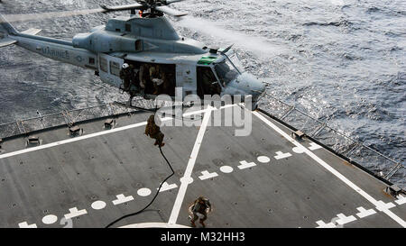 Marines ricognizione marittima con forza di RAID, 31 Marine Expeditionary Unit, fast-corda al ponte di la USNS Rappahannock (T-AO-204) da un UH-1Y Huey appartenenti al mezzo marino Tiltrotor Squadron, 31 MEU, durante una visita, scheda, ricerca e sequestro esercizio Feb 17, 2016. Il VBSS è stata condotta come parte del MEU anfibio della formazione di integrazione con le navi della marina militare del Bonhomme Richard anfibio gruppo pronto. I marines e marinai del trentunesimo MEU sono attualmente sulla loro distribuzione a molla per la regione Asia Pacifico. (U.S. Marine Corps photo by Gunnery Sgt. Zachary Dyer/rele Foto Stock